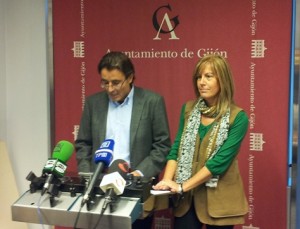 Eduardo Junquera y Pilar Fernández Pardo, en una rueda de prensa.
