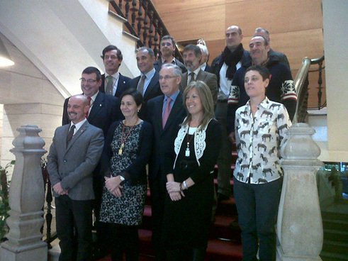 Los portavoces de los grupos municipales y los galardonados, tras el Pleno de Honores y Distinciones.