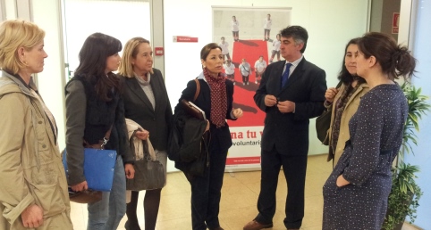 Las responsables del PP de Gijón junto al presidente y directora de Cruz Roja, durante la visita.