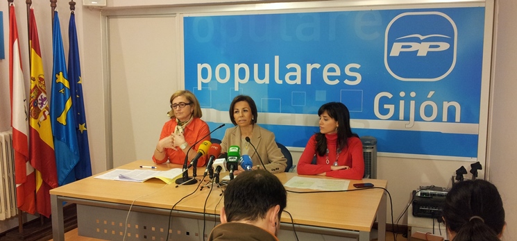 Victoria Delgado, Ángeles Fernández-Ahúja y Raquel Vega, en la rueda de prensa celebrada en la sede del PP gijonés.
