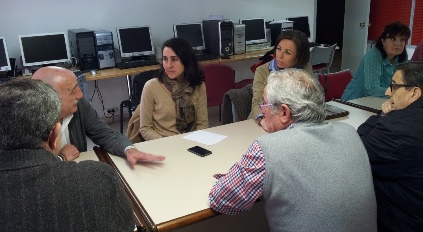 Ángeles Fernández-Ahúja y Maite Menéndez, con la directiva de la Asociación de Vecinos de Laviada.