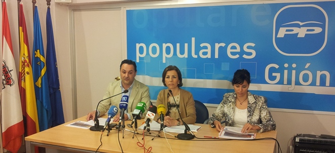 Manuel Pecharromán, Ángeles Fernández-Ahúja y Raquel Vega, en la rueda de prensa.