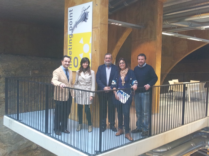 Pecharromán, Vega y Díaz, junto a dos de los responsables de AJE en el centro coworking de Oviedo.