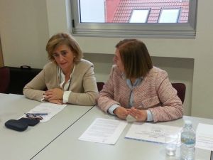 La diputada Victoria Delgado, con la responsable de ADAFA, en la reunión celebrada el pasado jueves.