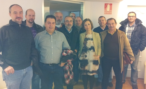 Ángeles Fernández-Ahúja, con los trabajadores de Tenneco, en la reunión mantenida en diciembre en la sede del PP gijonés.