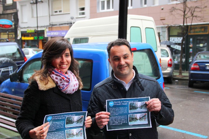 Raquel Vega y Manuel Pecharromán, con la infografía del proyecto en la calle Aguado.