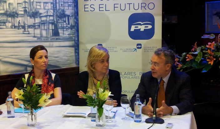 Ángeles Fernández-Ahúja, Mercedes Fernández y Salvador Garriga.