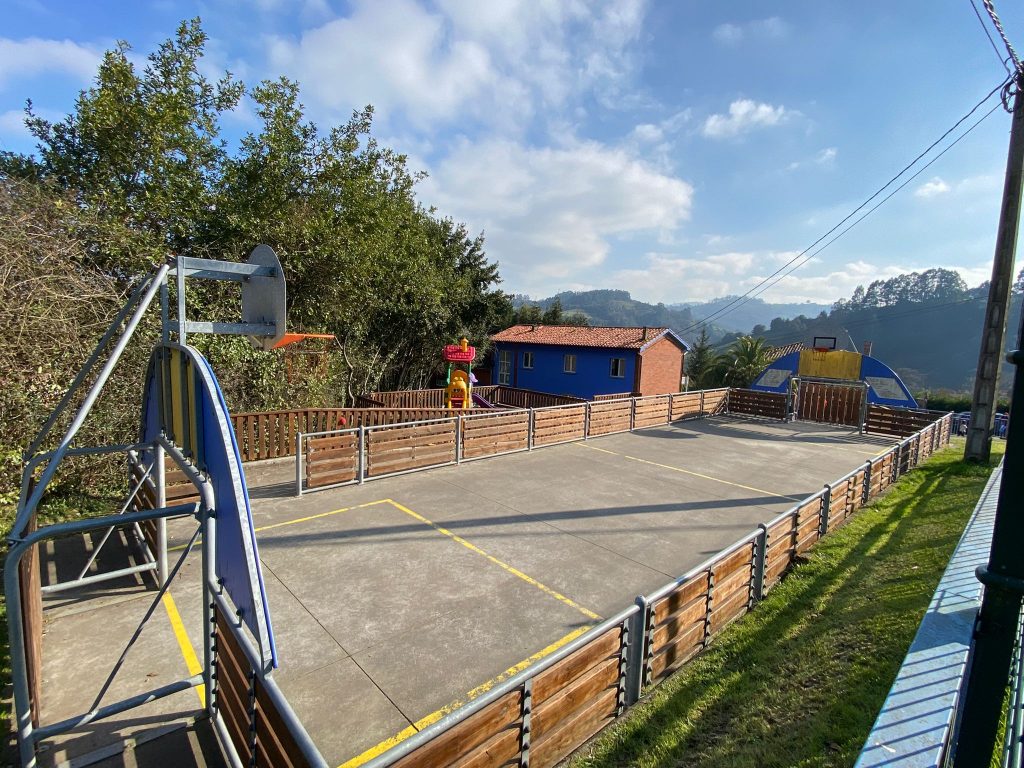 El Grupo Municipal Popular pide cubrir la pista deportiva del colegio Pinzales