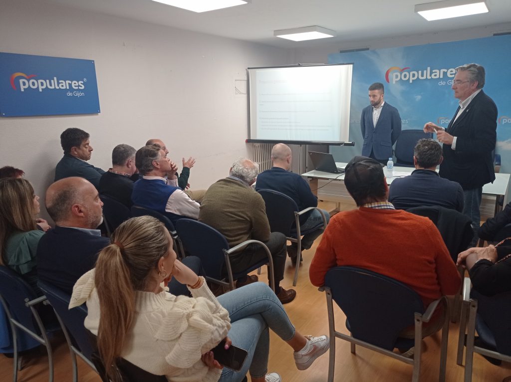 Pablo González expone el programa fiscal del PP a los afiliados de Gijón