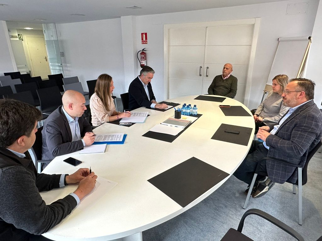 Pumariega: “Coincidimos con los empresarios en la necesidad de usos residenciales en el Solarón y en los terrenos de Naval Gijón”