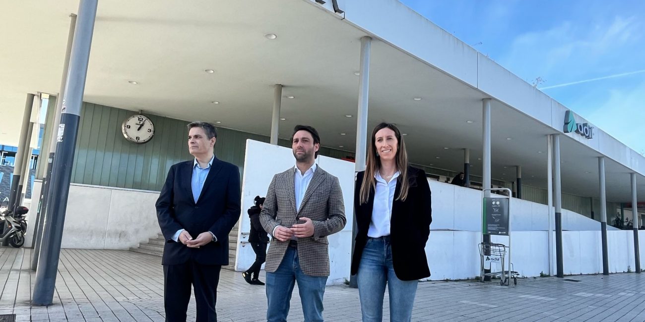 Pedro de Rueda, Andrés Ruiz y Ángela Pumariega, ante la estación de ferrocarril