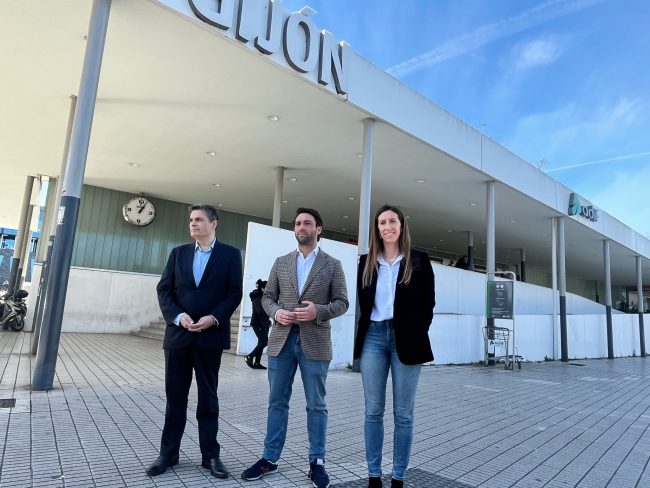 Pedro de Rueda, Andrés Ruiz y Ángela Pumariega, ante la estación de ferrocarril