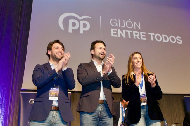 Andrés Ruiz, Álvaro Queipo y Ángela Pumariega, al final del Congreso Local Extraordinario