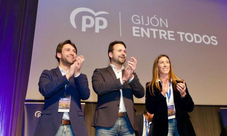 Andrés Ruiz, Álvaro Queipo y Ángela Pumariega, al final del Congreso Local Extraordinario